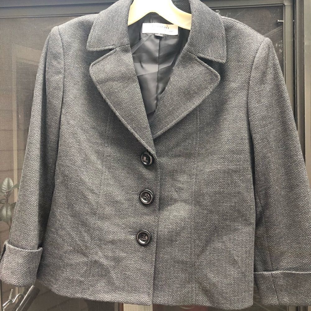 Beautiful soft Tahari jacket